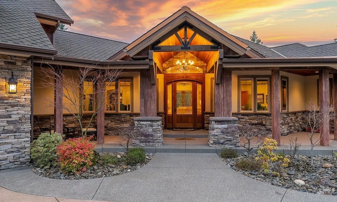 Roseburg Haus | Opulent estate in close proximity to renowned wineries and golf.