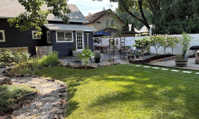 Coeur d'Alene Hütte | Cozy cottage with historic charm steps from Lake Coeur d’Alene!