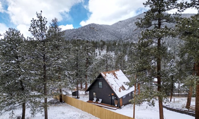 Evergreen Kabine | Escape to a Serene Mountain Getaway: Your Perfect Retreat Awaits in Evergreen CO