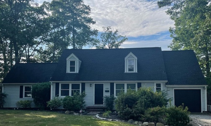 Northeast Virginia Beach Haus | Charming Farmhouse on a Lake! 10 minutes from Oceanfront