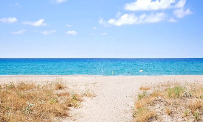 Mattinata Wohnung | Enjoy a magnificent view of the sea from this vacation apartment.