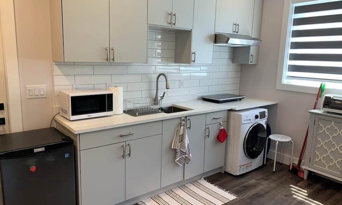 Mission Wohnung | Private studio suite, WiFi, washer dryer, clean, quality linens, & smart tv.