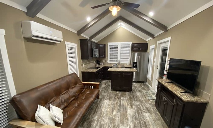 College Station Haus | New Tiny Home 3 Miles to Aggieland Campus!!!