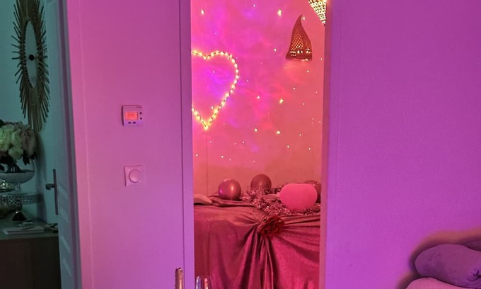 Freneuse Wohnung | Romantic Apartment with Private Jacuzzi