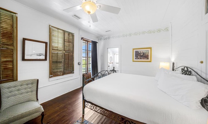 Historic Downtown Apalachicola Wohnung | Sunset Views & Balcony Access, King Bedroom, Charming Historic Bowery Inn