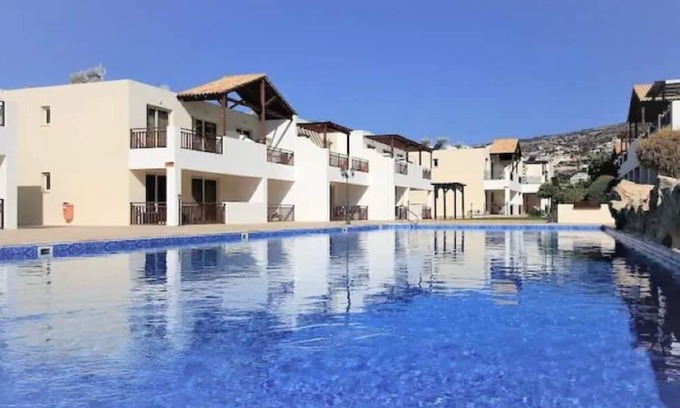 Peyia Town Wohnung | Studio Apartment with aircon, WI-FI and large pool