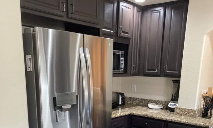 Paradise Haus | Near the Strip Spacious cozy 4 bedrooms house with Jacuzzi