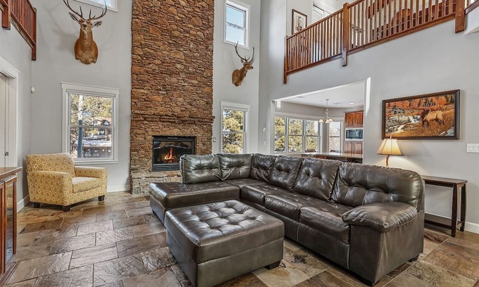 Ponderosa Trails Haus | So GRAND, So MAJESTIC, So EXQUISITE! Highly-Sought After Location! Pool Table!