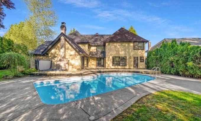 Fleetwood Haus | 6 bdrm home w pool/hot tub/pool table/bar/kareoke