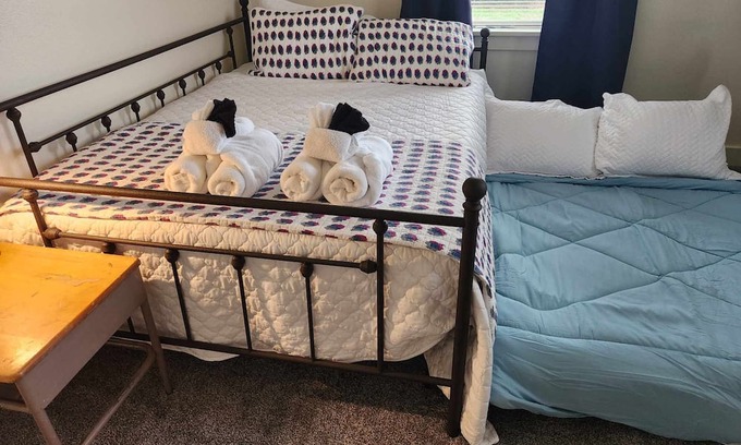 Pocatello Haus | King Bed Pet Friendly ISU Park House Seconds to Pool and Zoo in Summer