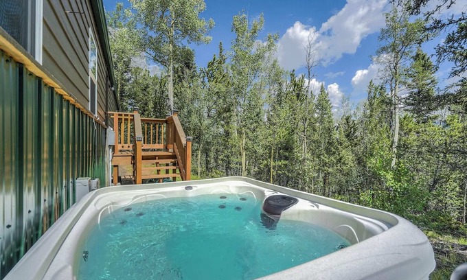 Cripple Creek Skihütte | Rustic 3BR Home with Hot Tub, Peak View near Cripple Creek