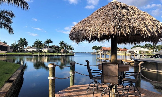 Yacht Club Villa | Waterfront Luxury Villa * South Facing * Pool * Jacuzzi * WiFi * Tiki Hut*