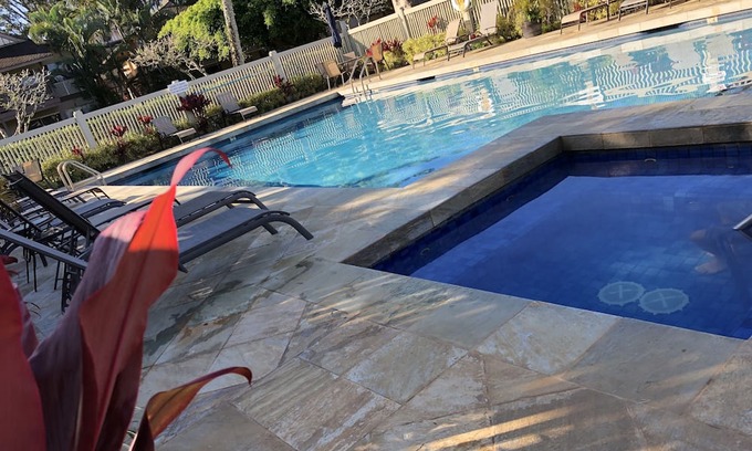 Princeville Eigentumswohnung | Princeville Delight! COLD A/C, Sleeps 4, Pool & Jacuzzi, Private Lanai & Space