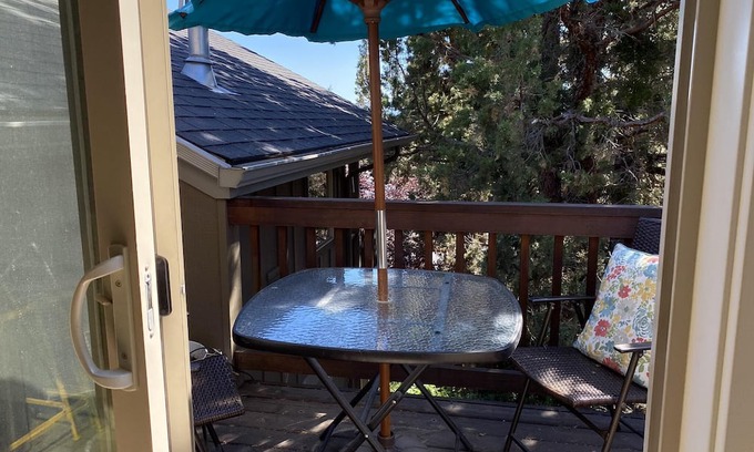 West Hills Wohnung | Hillside Loft- Spacious Studio, 100+mbps Wifi, Gas Fireplace, AC, Balcony