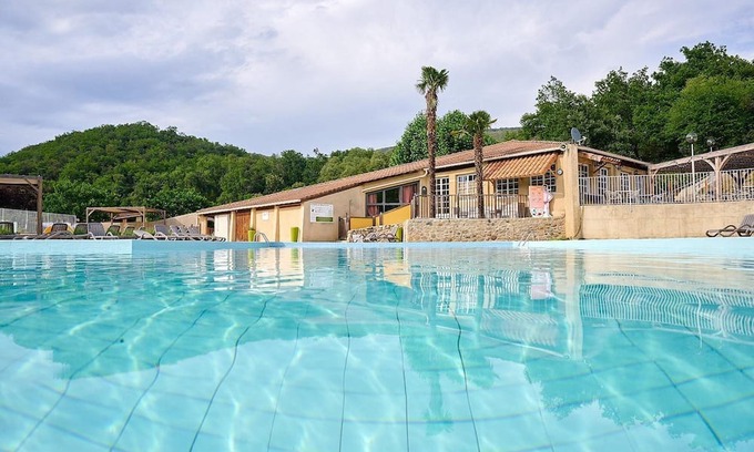 Saint-Laurent-du-Pape Skihütte | Luxe Sanitary XL 6 Pers. Villatent at child-friendly campsite in the Ardèche