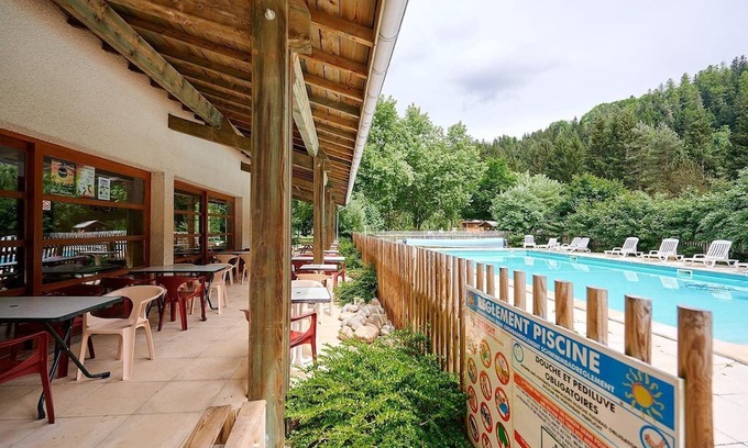 Sainte-Sigolene Skihütte | Luxe Sanitary 5 Pers. Villatent at the 4-star campsite de Vaubarlet in Auvegne