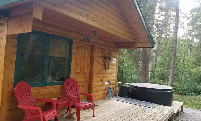 East Kootenay Kabine | Beautiful Cabin with private hot tub in quiet setting