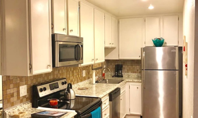 Palm Springs Eigentumswohnung | Minutes from downtown Palm Springs. 1 bedroom 1 bath upgraded condo. 5 pools