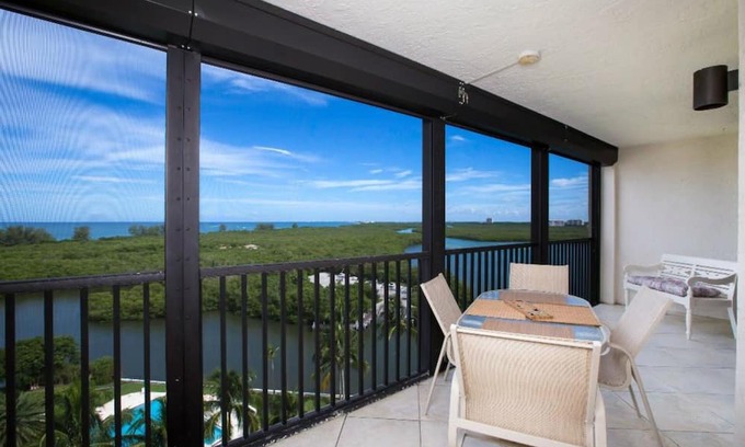 Vanderbilt Beach Eigentumswohnung | WATER, WATER, EVERYWHERE! Spectacular Views From Every Room, 10th Floor Condo!