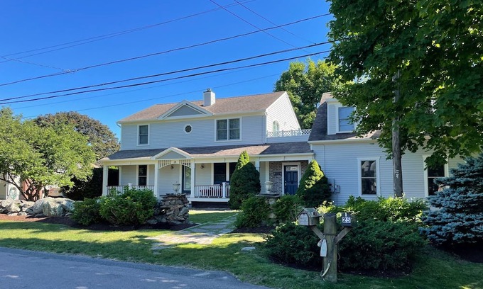 Briggs Farm Haus | 7 BR/3 Full BA - with CENTRAL AIR includes Linens and towels!!