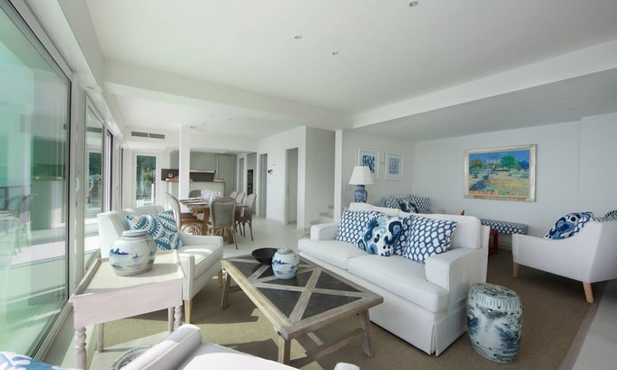 French Riviera Haus | Monaco Bay View villa with pool, sea views, secure parking for 3 cars, elevator.