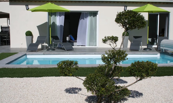 Saint-Marcel-de-Careiret Haus | Mapokia air-conditioned villa with private heated pool near Uzès.