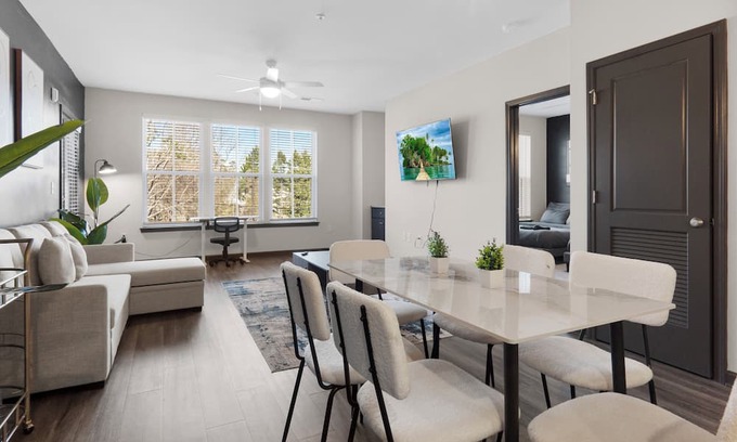North Raleigh Wohnung | Luxe King 3BR Suite in North Raleigh