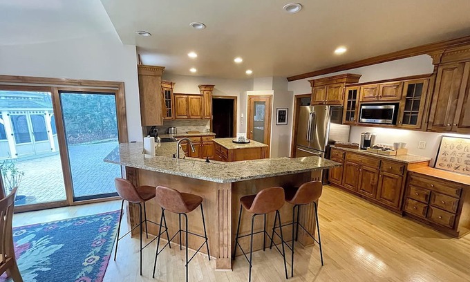 Russell Haus | Spacious 5-bedroom house with Chefs Kitchen and game room in Pleasant Prairie