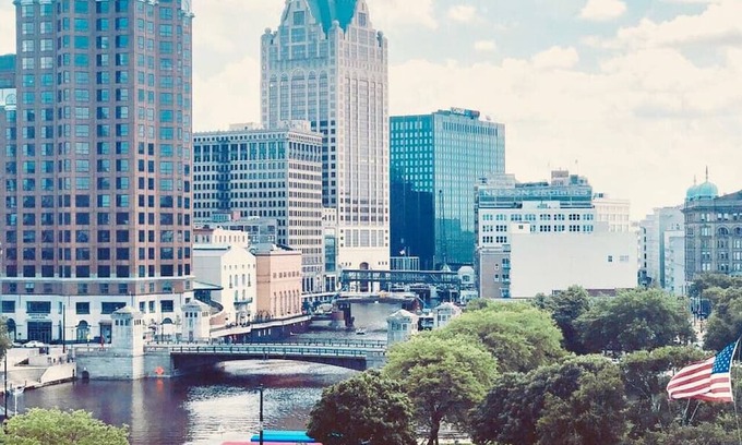 Westown Eigentumswohnung | Historic Luxury 3rd St Condo by Fiserv Forum