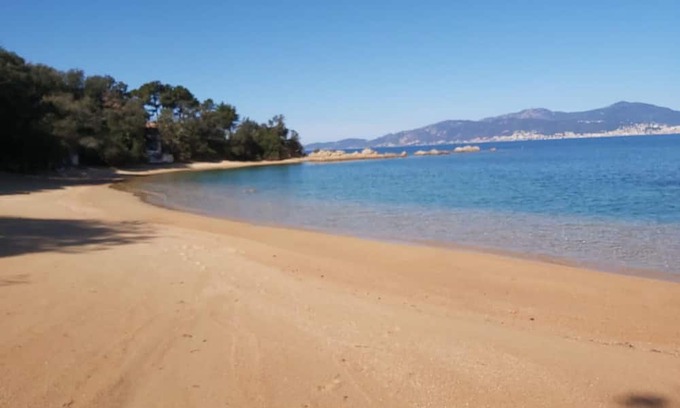 Isolella Haus | Feet in the water, head in the shade