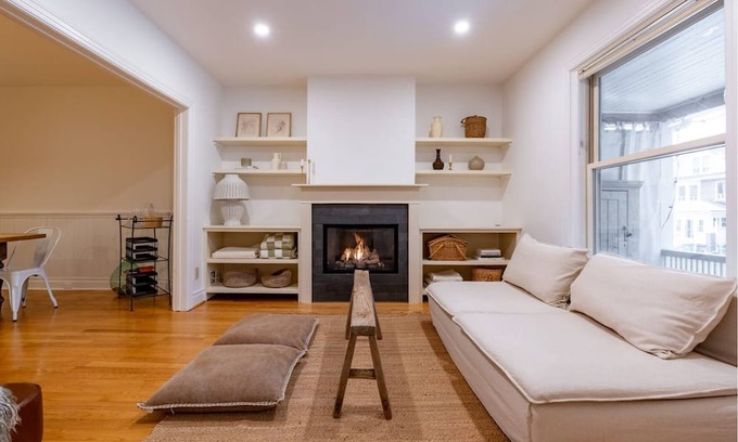 The Beaches Haus | Charming Detached 3-bedroom house with Private Backyard minutes from the beach