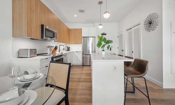 Central-Maverick Square - Paris Street Wohnung | Luxury 2bd/2ba Next to the Airport 9818