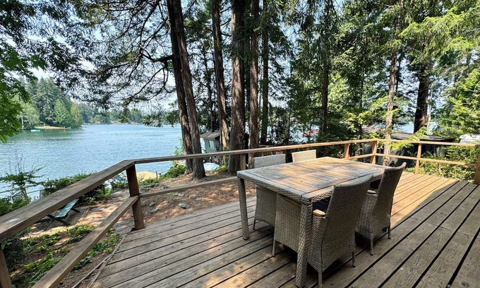 Shelton Kabine | Cozy 2-bedroom lakefront cabin with tranquil views