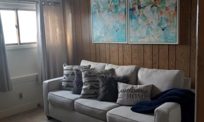 Waukegan Wohnung | Enjoyable 1-bedroom apartment in Historical Waukegan. IL with Wi-Fi.