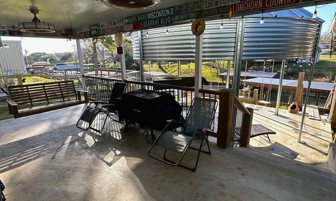West Livingston Hütte | Serene Lakefront Getaway | Boathouse | Kayaks | Gazebo with Swings