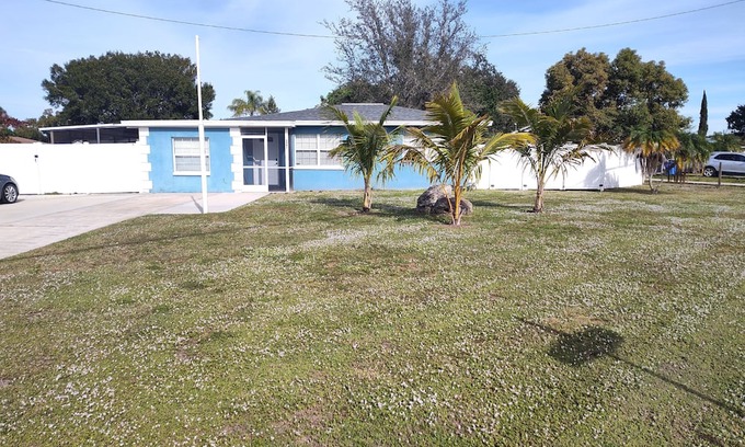 Apollo Beach Haus | Charming 2/1 in the Heart of Apollo Beach.