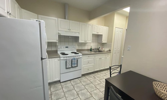 Clearwater Wohnung | Self contained basement apartment. 5 minutes to Dutch Lake beach