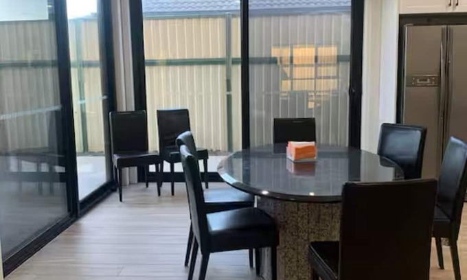 Springvale Haus | 3-bedrooms in a shared house-like 5 star hotel in amazing Springvale centre.