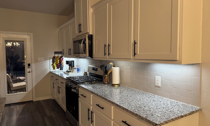 Wellborn Haus | Modern Aggie-Friendly Retreat - 15 mins to Kyle Field