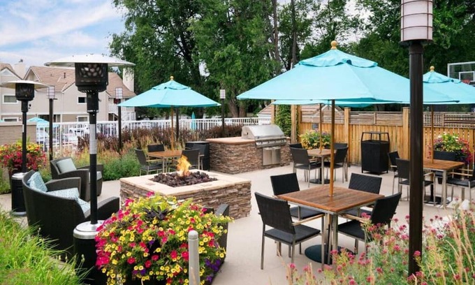Glenwood Grove - North Iris Haus | Relax at our Pet-Friendly Hotel in Boulder, CO