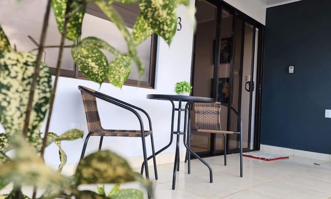 Penjamo Haus | Charming Tropical Noir, 2-bedroom house with AC, WiFi