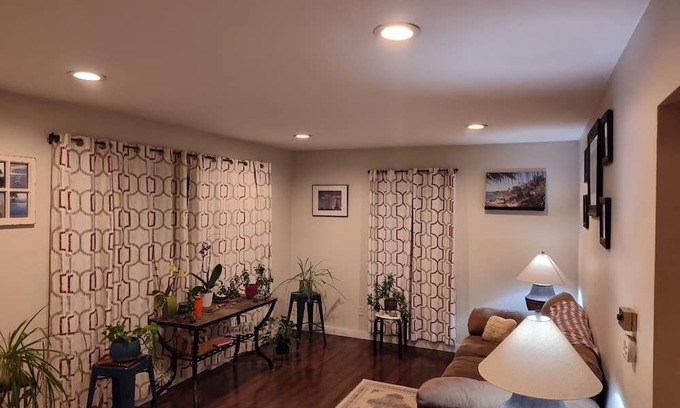 Crossroad Park Haus | Sweet 2-bedroom home with A/C and back deck w/dining area, gas grill & fire pit