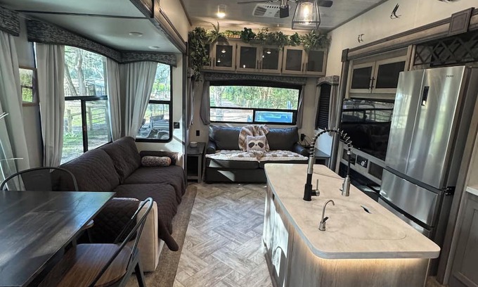 Pierson Wohnmobilvermietung | Cozy campground in charming Pierson with AC, WiFi