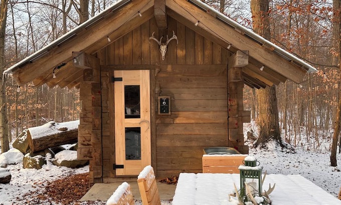 Winona Kabine | Private cabin and spa in the woods! Pet Friendly!