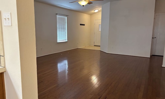 Elm Creek Haus | Cozy 3-bedroom house in enchanting Elgin with AC