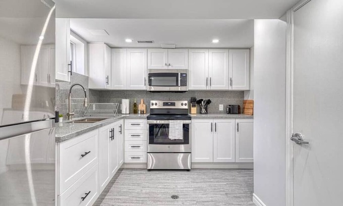 Hamilton Haus | Modern design conveniently mins to hwy + amenities