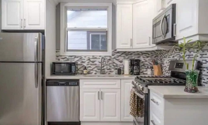 Hamilton Haus | 3-BR Near Fairfield Park & Local Groceries w/WIFI