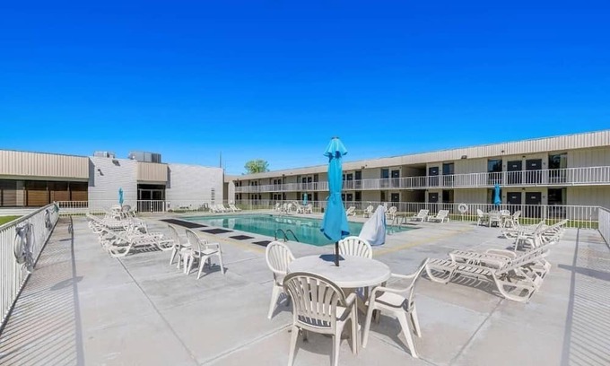 Hamilton Haus | Your Budget-Friendly Room with Pool and Free Breakfast | 2 Rooms