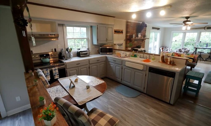 Sharpsburg Haus | Taylor's Landing C&O Retreat