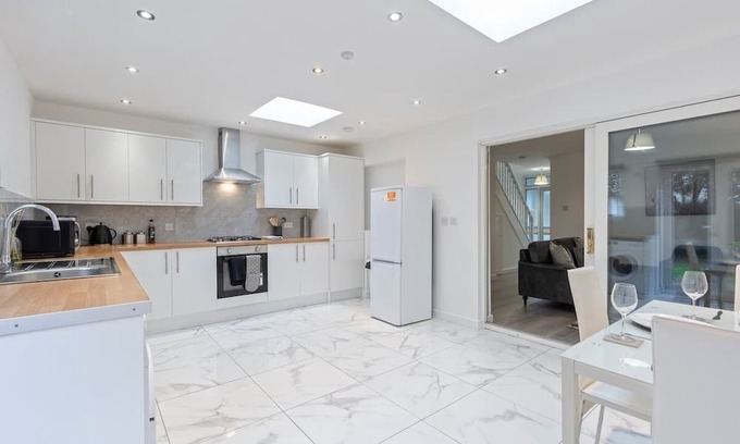 Little Holland Haus | Elegant 3 Bed Haven in Dartford